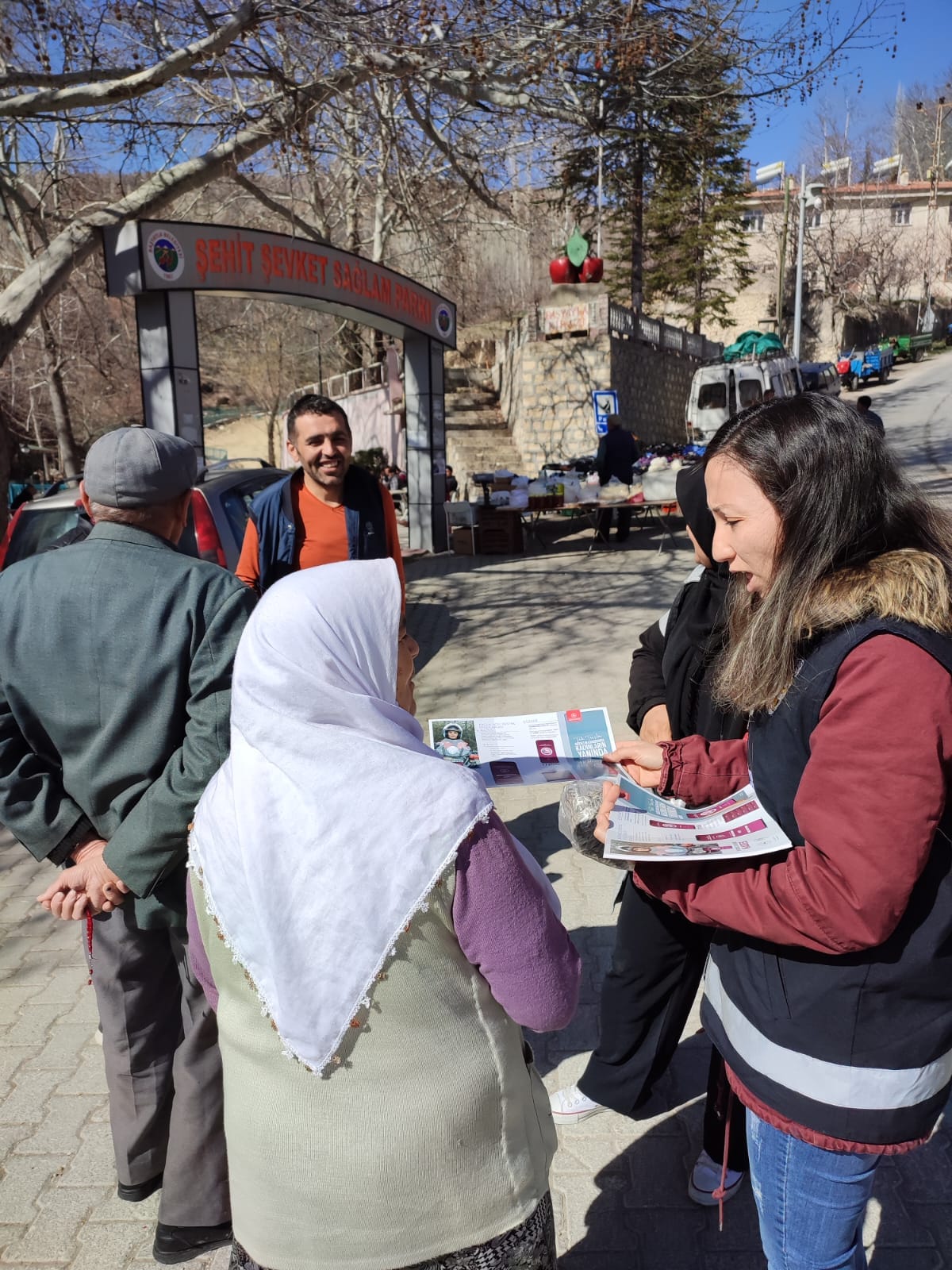 İlçemiz pazar alanında,  vatandaşlarımıza yönelik kadına karşı şiddetle mücadele ve KADES bilgilendirmesi yapılmıştır. 